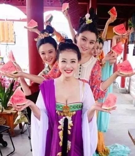 片场里明星在干嘛？比电视剧还精彩，网友：笑死我了