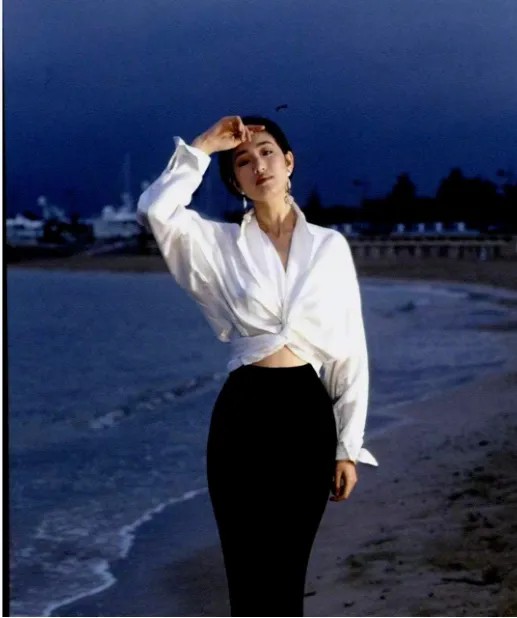 雨与鱼于雨遇：中国十大气质女明星
以下是十位兼具颜值与气质的女明星，结合其艺术成就与公众形象特点，呈现她们在不同领域的经典瞬间：
 
1. 巩俐：国际影坛女王范、东方骨相美学
2. 林青霞：雌雄同体的古典英气、银幕传奇
3. 张曼玉：光影中的故事感、红毯教科书
4. 章子怡：国际章的凌厉气场、演技派骨相
5. 俞飞鸿：知性清冷系美人、岁月不败的优雅
6. 陈数：旗袍美学巅峰、东方典雅代言人
7. ...