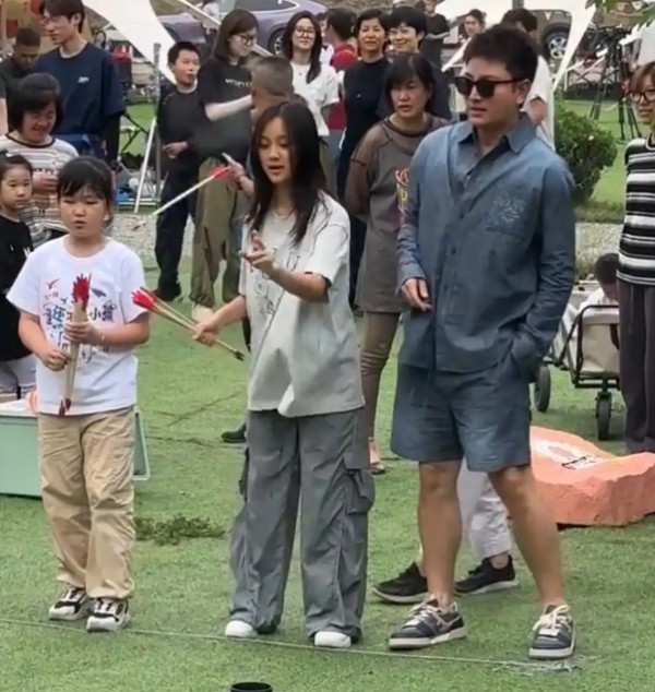 贾乃亮李小璐合体带娃，一起陪女儿甜馨过假期