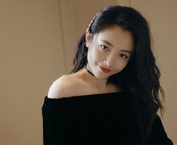 又一本热门甜宠小说被改编成电视剧，男主是当红明星，女主是素人——顶端新闻