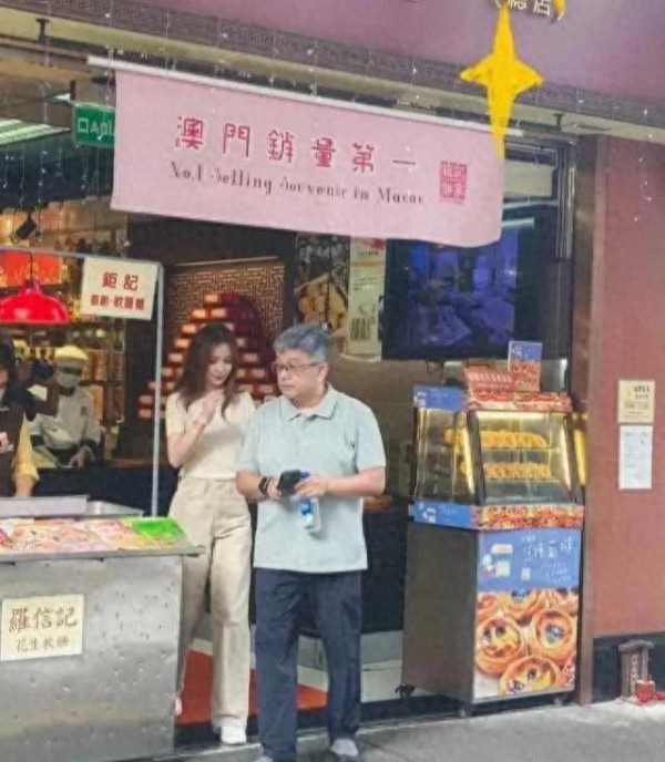 落毛的凤凰不如鸡！杨颖近况曝光，穿着朴素为小店站台令人唏嘘