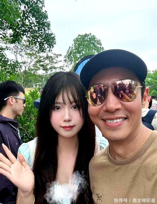 撒贝宁千岛湖过端午，携妻女玩水枪，家庭时光引关注