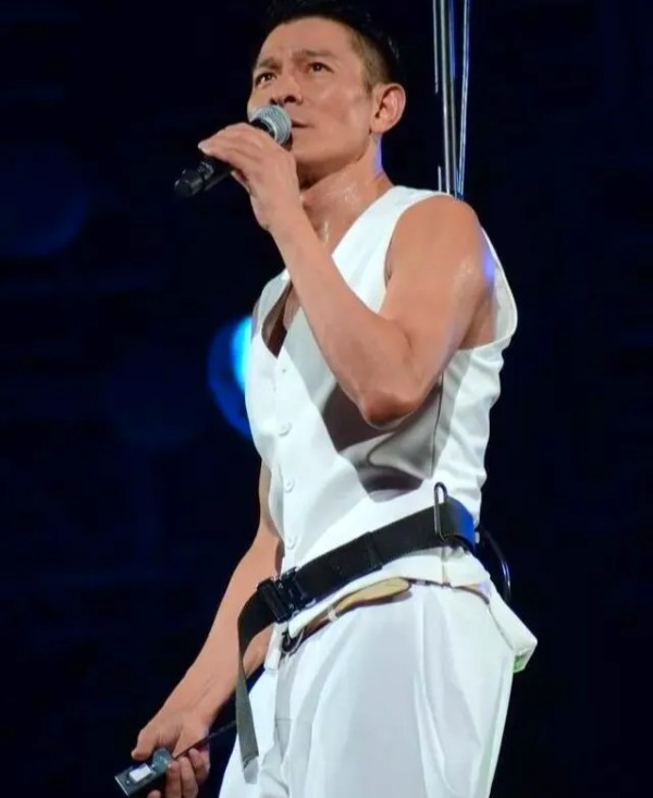 海客吃瓜：#10首刘德华的经典歌曲#为你推荐刘德华的10首经典歌曲：
1. 《暗里着迷》：这首歌是刘德华的代表作之一，歌曲的旋律优美，歌词深情，表达了对爱情的执着和迷茫。
2. 《17岁》：一首自传式的歌曲，讲述了刘德华从17岁开始的演艺生涯，以及他在这个过程中的成长和感悟。
3. 《练习》：歌曲描述了一个男人在失去爱人后的痛苦和挣扎，以及他通过不断地练习来忘记过去的故事。
4. 《一起走过的日子...