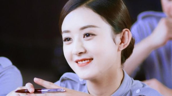 赵丽颖发布化妆视频，看了化妆师涂口红的技巧，原来这样更持久