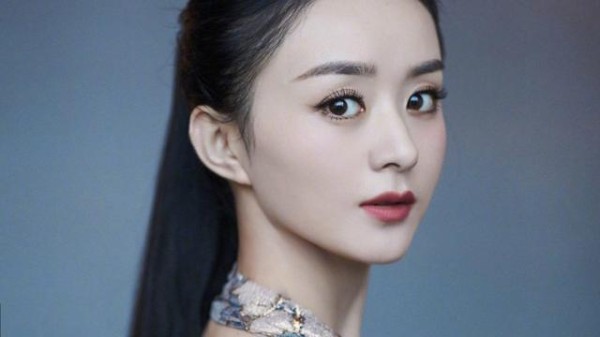 赵丽颖发布化妆视频，看了化妆师涂口红的技巧，原来这样更持久