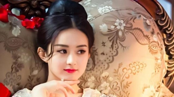赵丽颖发布化妆视频，看了化妆师涂口红的技巧，原来这样更持久