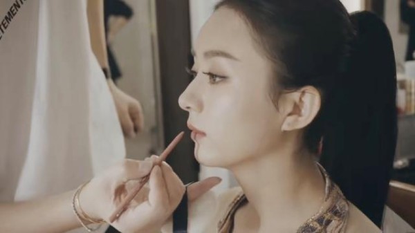 赵丽颖发布化妆视频，看了化妆师涂口红的技巧，原来这样更持久