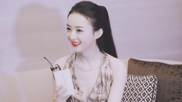 赵丽颖发布化妆视频，看了化妆师涂口红的技巧，原来这样更持久