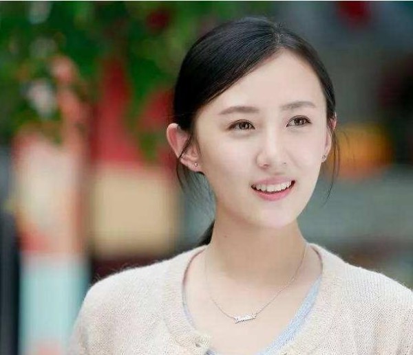 她是老戏骨的儿媳妇，有颜有演技好资源，出道五年却不温不火