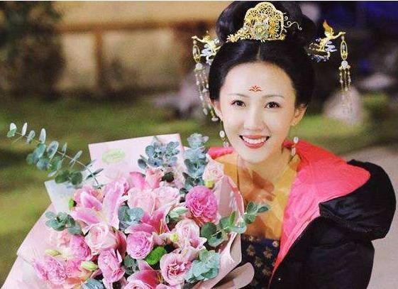 她是老戏骨的儿媳妇，有颜有演技好资源，出道五年却不温不火