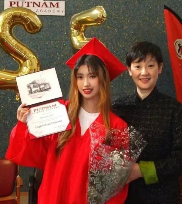 冯小刚女儿美国高中毕业，颜值逆袭千金范十足，徐帆专程参加典礼