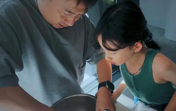 黄多多留学归来，19岁厨房烤面包，一脸成熟气质引热议！