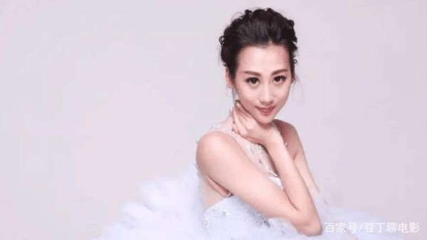 她作为模特出道进入娱乐圈，工作尚可孩子生得多，被网友吐槽不已