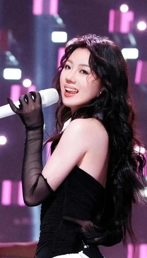 单依纯《歌手》被吐槽像吃了跳跳糖 转型争议不断