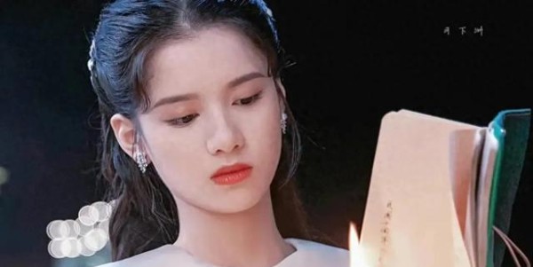 张婧仪吃排骨