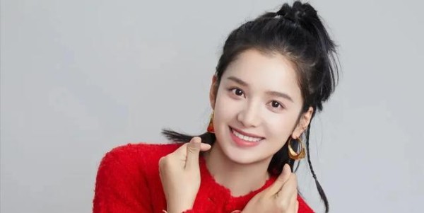 工作人员关心张婧仪