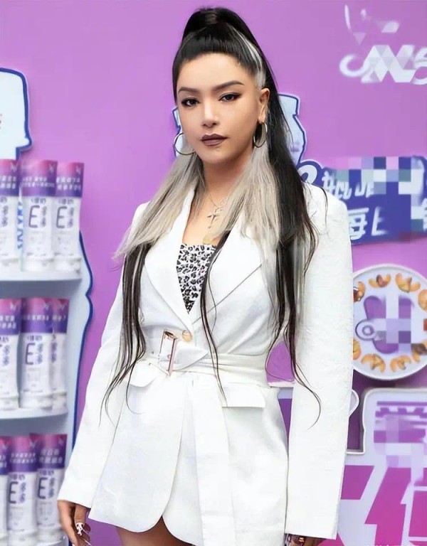 超女冠军江映蓉：过度医美后像“怪物”，全身只剩下眼珠是自己的