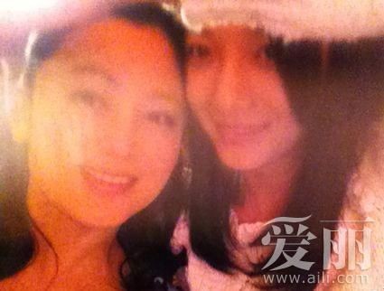 陈红、王珞丹是在陈凯歌电影《搜索》里面结缘,认识后两人关系不错,堪称忘年闺蜜,拍片期间恰逢陈红生日，不按常理出牌的王珞丹大胆送上了匿名暧昧礼物，上面写着：两情若是长久时，又岂在朝朝暮暮。由此玩笑可见,陈红和王珞丹关系多好了。