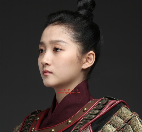 关晓彤为某综艺节目拍摄的定妆照拍摄花絮，铠甲造型，放大可看清肌肤纹理，高清4K分辨率原图无修组图下载