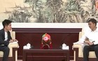 就冲董宇辉的着装、坐姿和面前的笔记本，活该他成功！