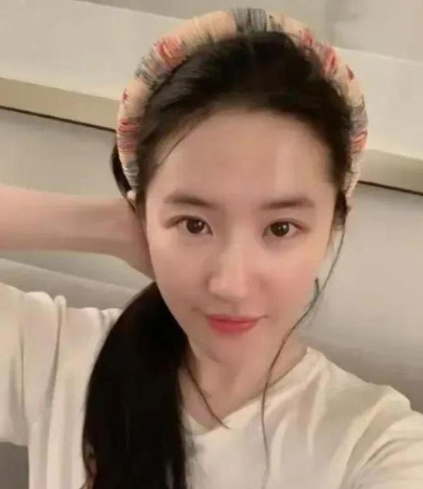 刘亦菲素颜照走红，魅力不止是颜值，她的真实与自然才让人着迷！