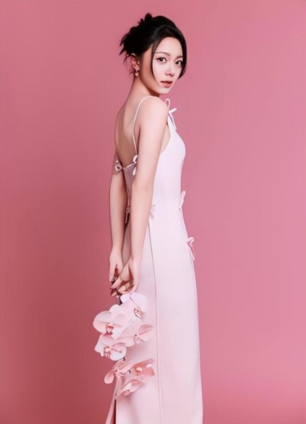 赵今麦少女感造型 粉色长裙成焦点
