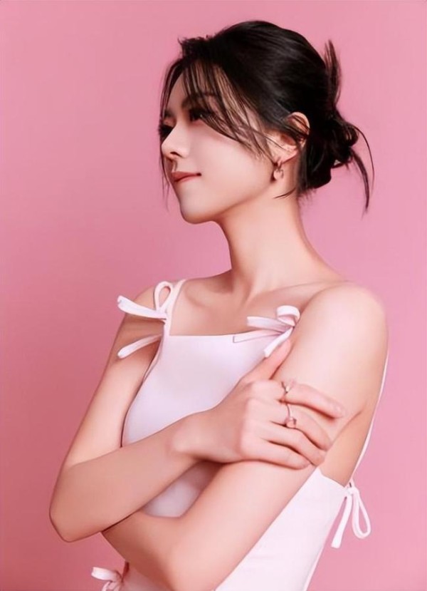 赵今麦少女感造型 粉色长裙成焦点