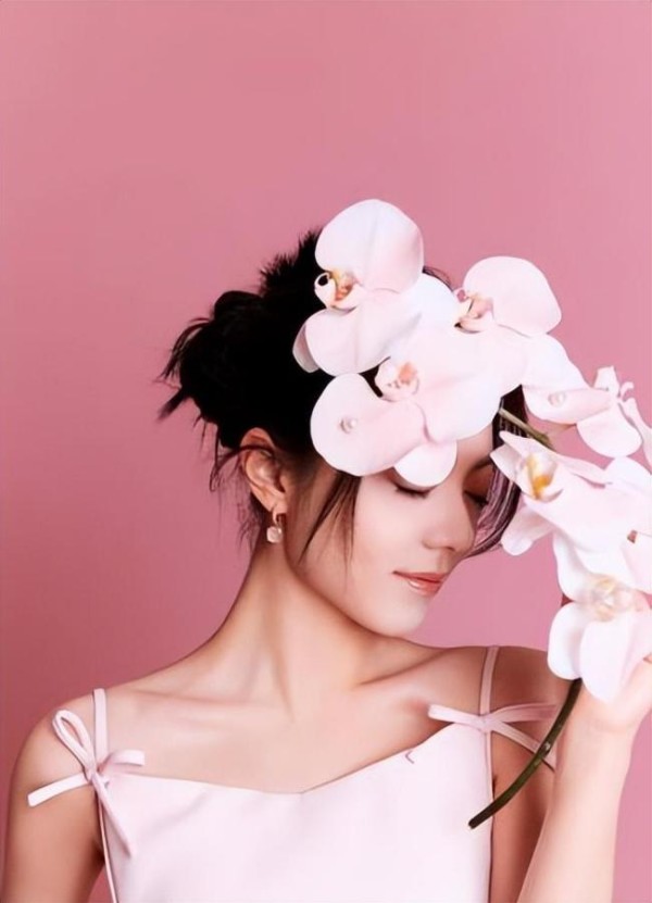 赵今麦少女感造型 粉色长裙成焦点