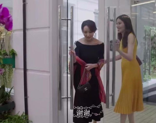 胡静喝下午茶一身名牌，家居服却让人很惊讶，最真实的女明星生活