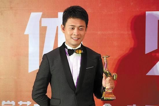他是实力派演员，当红时表明光鲜，背地里却是穷光蛋，如今翻身了