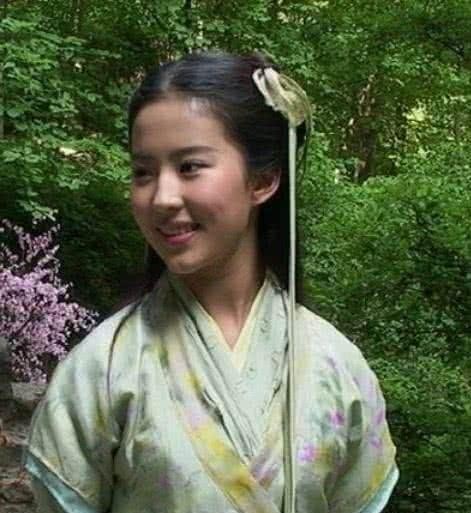 刘亦菲多年前拍仙剑花絮，离开十级美颜后，还是你的天仙姐姐吗？