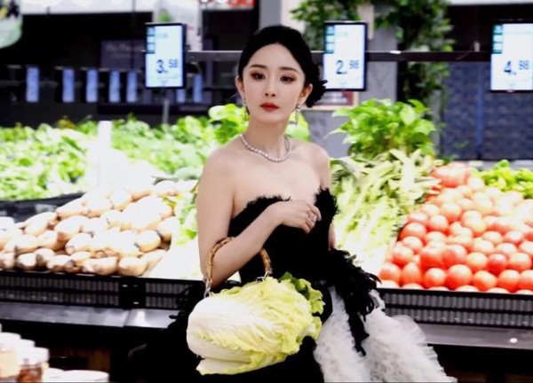 GQ女星菜市场照翻车！一身大牌太虚伪，被吐槽活脱脱的作秀