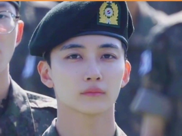 正在服兵役中的SEVENTEEN尹净汉现身训练所结业式