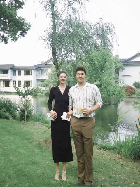 网友婚礼吃席偶遇张常宁和吴冠希，夫妻俩身高颜值惊艳真的很般配！