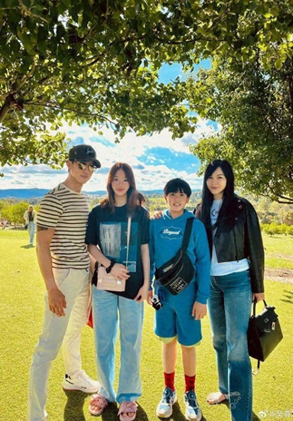 吴尊一家巴黎旅游，11岁儿子颜值逆袭越长越帅，没浪费爸爸好基因