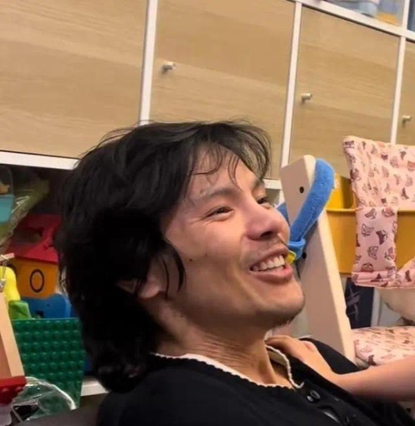 向佐端午节晒女儿，胡子拉碴像流浪汉，撞脸广西偷电瓶网红