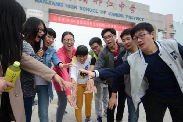 众星为高考学子加油：朱一龙愿考生自信杨紫祝必胜，黄子弘凡唱《好运来》 明星助力温暖人心