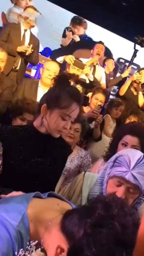 怪不得娜扎这么漂亮，原来是随了她妈妈！