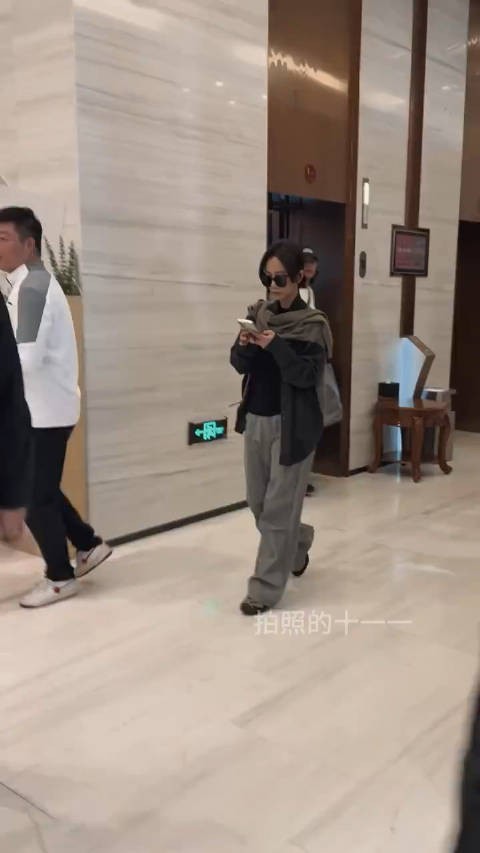 王珞丹风格切换自如，上一秒还是酷姐，下一秒就是温柔大姐姐