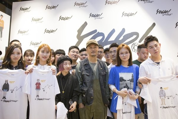 余文乐在YOHO!STORE与活动中选的幸运粉丝合影留念