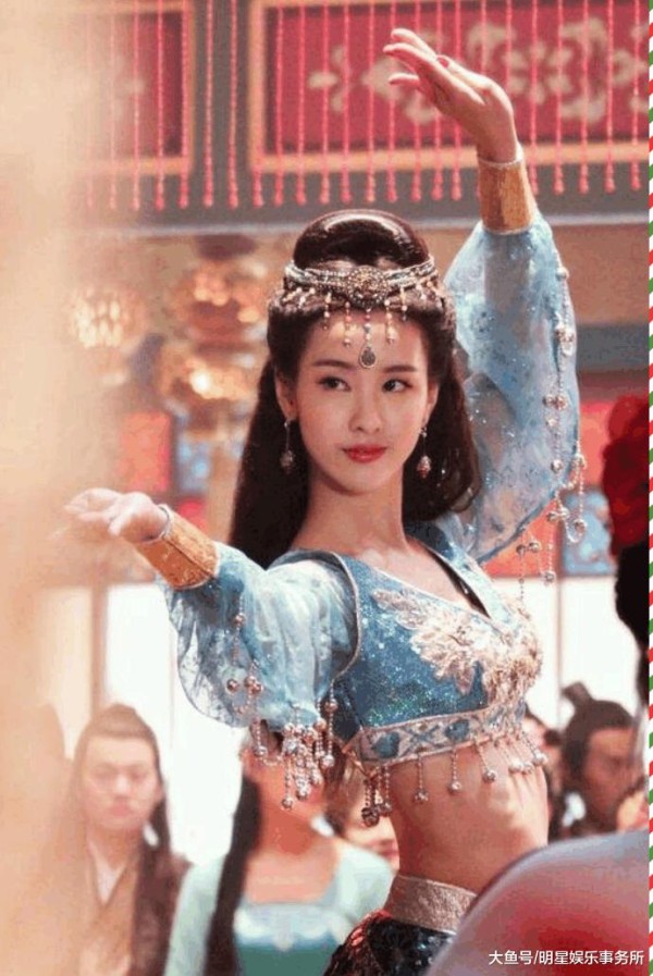 “小耳朵”陈都灵神似刘诗诗! 网友: 姑娘想要美千万不要笑