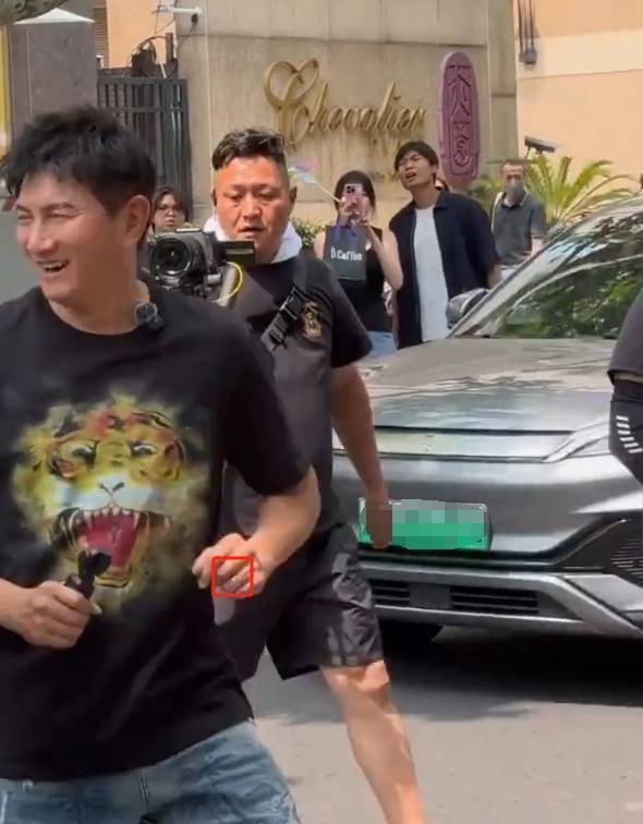 网友偶遇吴奇隆录综艺，左手无名指戒指辟谣离婚传言