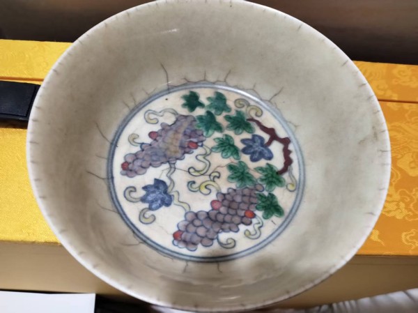 大明成化年制斗彩葡萄杯：瓷中至宝的艺术传奇