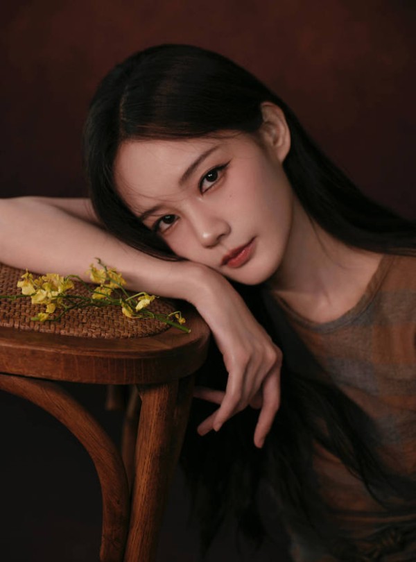 李一桐望向镜头眼神深邃。