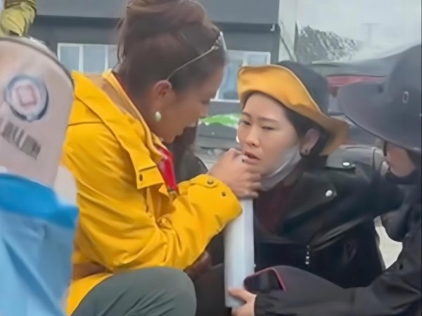 朱迅折多山施救陌生游客，半跪托举氧气瓶，高原寒风见证人间大爱