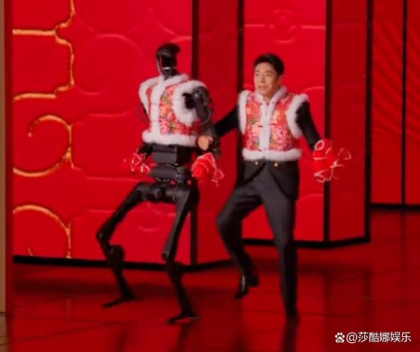 蛇年元宵晚会，众多明星同台演出，撒贝宁扶机器人出场成最大亮点