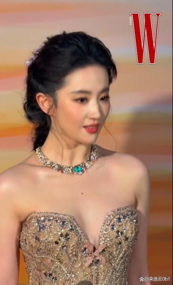 刘亦菲：黑直下的松弛元美