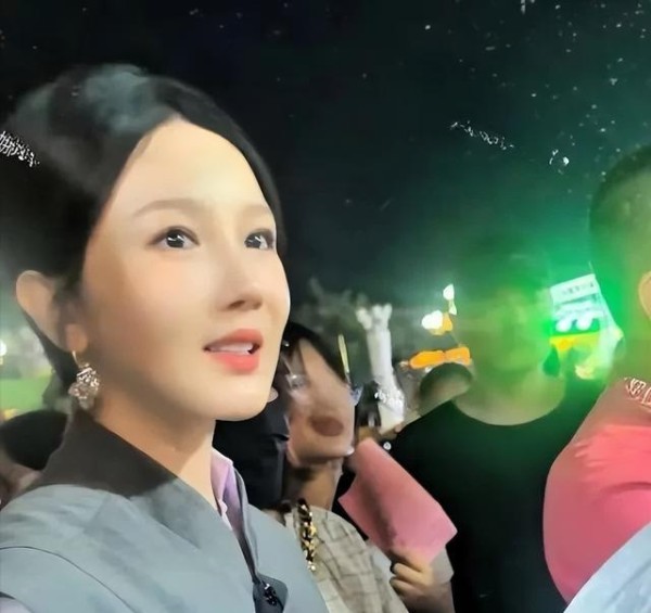陈小纭揭阳亮相引AI整容争议 揭秘娱乐圈镜头审美潜规则