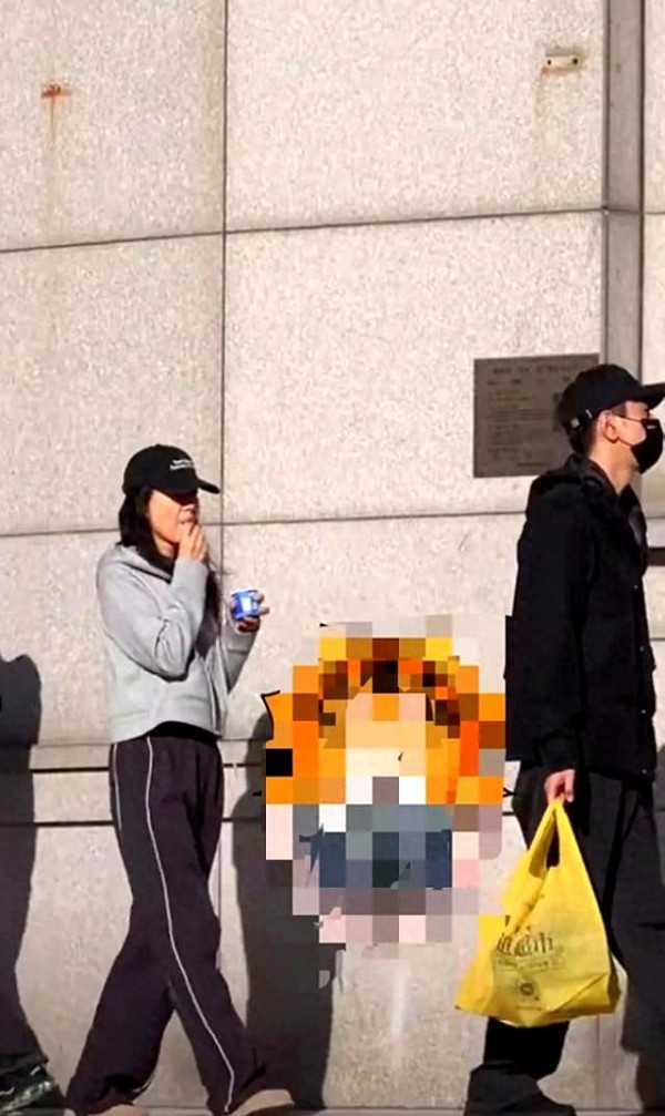明星高圆圆素颜逛超市引争议，网友：生理性喜欢不简单