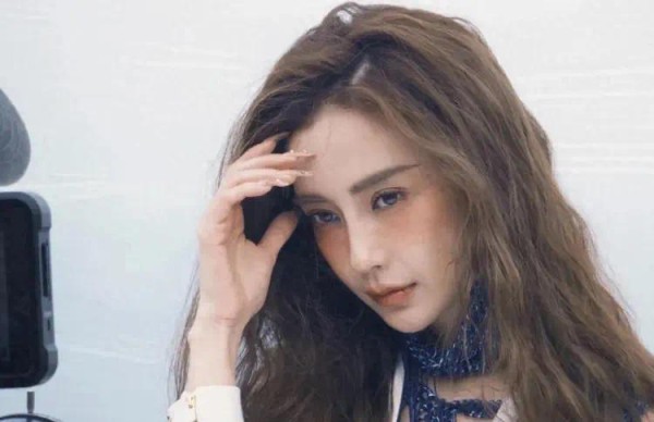 杨颖被嘲步叶珂后尘，给牛杂站台为商品带货，放低身段寻求出路